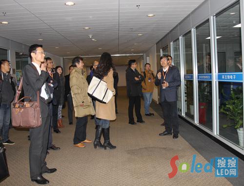 李程博士與其他與會嘉賓在企業(yè)參觀