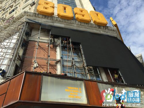 戶外顯示屏太亮 睜不開眼 被強行拆除